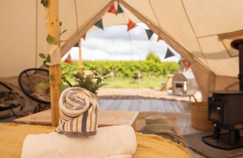 Hundall Cottage | Luxury Bell Tent with Hot Tub. Quiet Countryside Couples Retreat & Dog Friendly!
