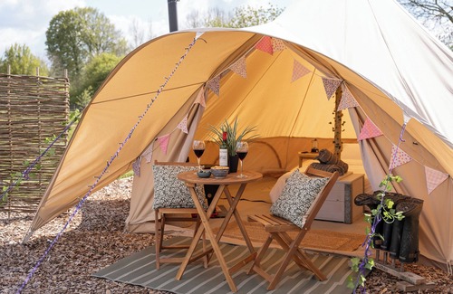 Hundall Cottage | Luxury Bell Tent with Hot Tub. Quiet Countryside Couples Retreat & Dog Friendly!