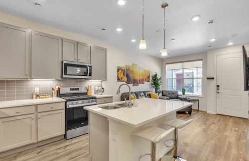 Westridge House | Luxury Brand New Townhouse, family and pet friendly