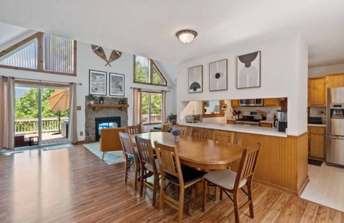 Mount Jackson Cabin | Luxury Bryce Cabin w/Hot Tub, Mountain Views, Theater, Game Room, Firepit!