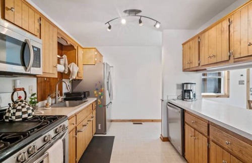 Mount Jackson Cabin | Luxury Bryce Cabin w/Hot Tub, Mountain Views, Theater, Game Room, Firepit!