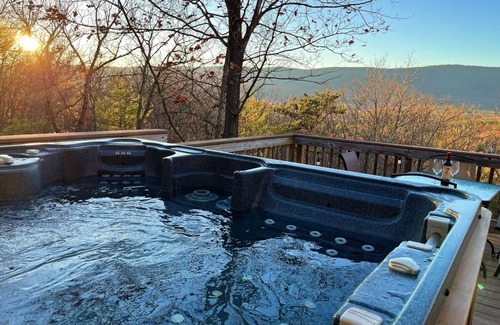 Mount Jackson Cabin | Luxury Bryce Cabin w/Hot Tub, Mountain Views, Theater, Game Room, Firepit!