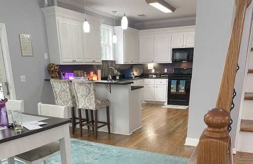 Rosewood House | Luxury Bungalow within central Rosewood w/hot tub. Family-friendly!