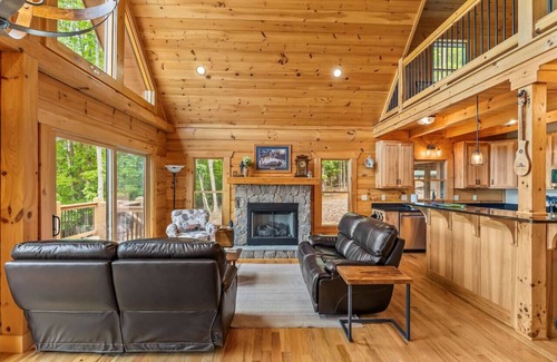 Vein Mountain Cabin | Luxury Cabin-Big Views Hot Tub Fire Pit