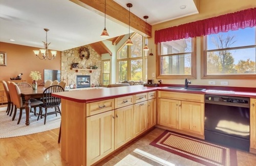 Davis House | Luxury Cabin, HIGH SPEED INTERNET, Central Location, Pet Friendly,Mins to trails
