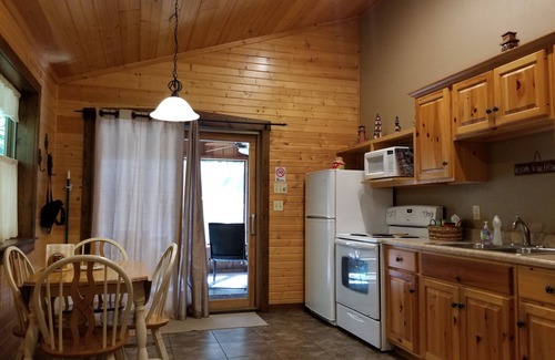 Pella Cabin | Luxury Cabins with two person jacuzzi tub. Fabulous location near Lake Red Rock.
