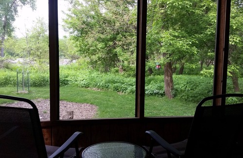 Pella Cabin | Luxury Cabins with two person jacuzzi tub. Fabulous location near Lake Red Rock.