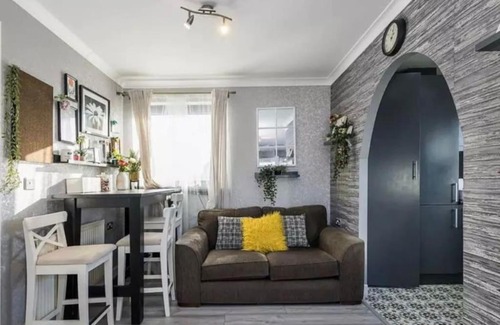 Lansbury Apartment | Luxury Canary Wharf Two Bedroom Apartment *Rare *
