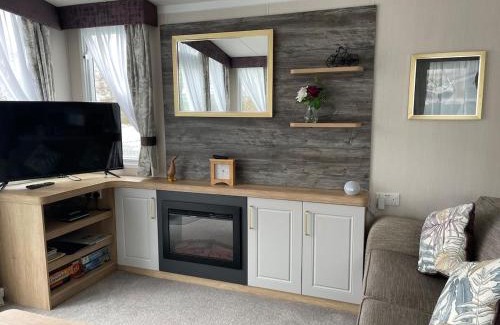 Hewas Water House | Luxury Caravan Cornwall sleeps 4 countryside view