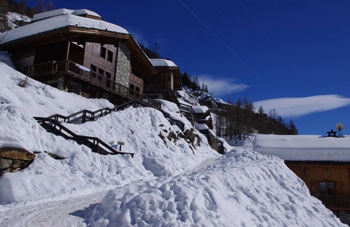 Les Brevieres Ski Chalet | Luxury Chalet in Tignes - 6BR, 6BA, Sauna, Mountain Views