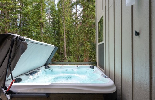 Rendezvous House | Luxury Chalet 20 I Private Hot Tub I Great Views I Best Price I Discounted Attractions