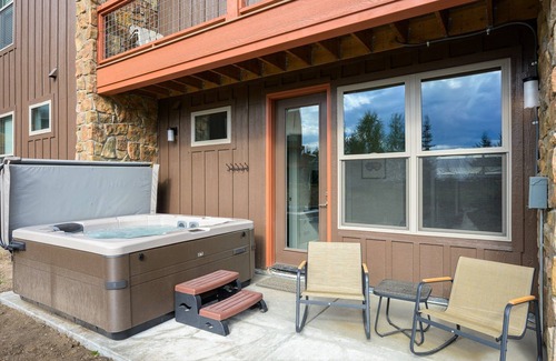 Rendezvous House | Luxury Chalet 9 I Private Hot Tub I Great Views I Best Price I Discounted Attractions