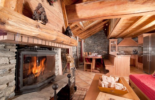Les Brevieres Ski Chalet | Luxury chalet rental Tignes les Brévières Val d'Isère ski in/out wifi fireplace
