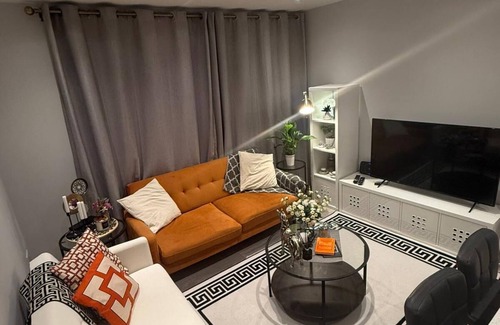 South Acton Apartment | Luxury Charming 1-bedroom apartment in lovely Acton with AC, WiFi