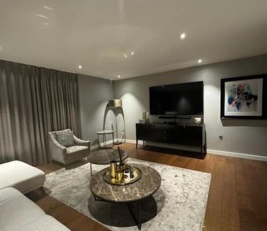 Chelsea Harbour Apartment | Luxury Chelsea Waterfront View