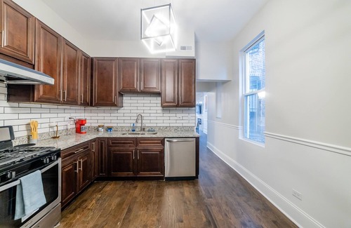Grand Boulevard House | Luxury Chicago TH is a 10-minute drive to DWTN, perfect for city access RSV Now