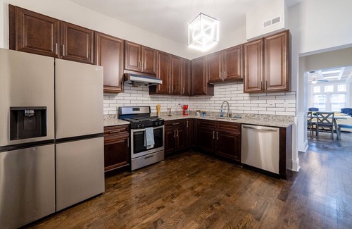 Grand Boulevard House | Luxury Chicago TH is a 10-minute drive to DWTN, perfect for city access RSV Now