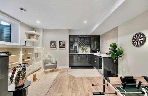 Killarney House | Luxury Cityscape Retreat with Hot Tub