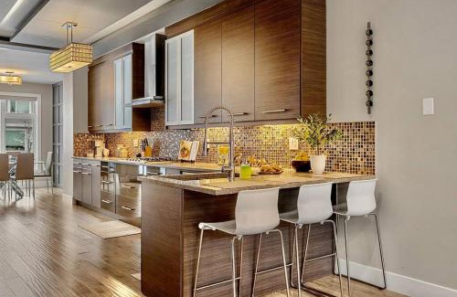 Killarney House | Luxury Cityscape Retreat with Hot Tub