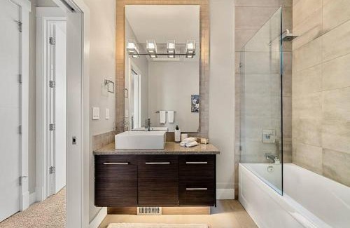 Killarney House | Luxury Cityscape Retreat with Hot Tub