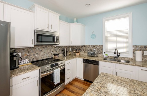 Atlantic Beach House | Luxury Clean House Sleeps Families of 9 Steps from Ocean Atlantic Beach & Pool