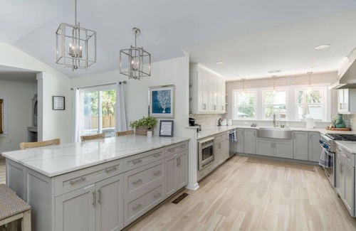 Isle of Palms House | Luxury Coastal Cottage With Pool