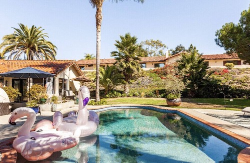 Henie Hills House | Luxury Coastal Retreat-PrivatePool, Spa & Yard-Dog-Friendly-5 Min to Beach