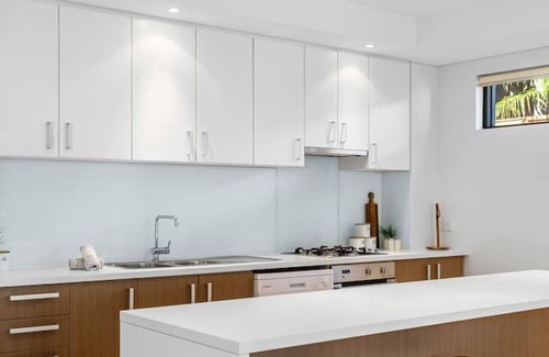 Cottesloe House | Luxury Coastal Townhouse: 130m to Cottesloe Beach!