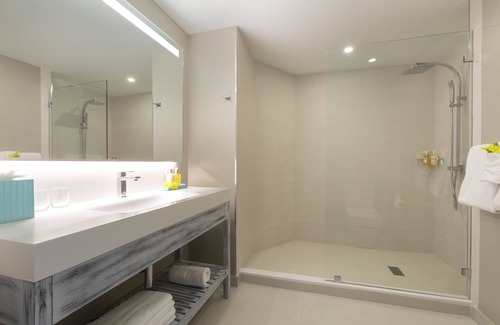 Maxwell Resort | Luxury Collection at Sea Breeze Beach House by Ocean Hotels