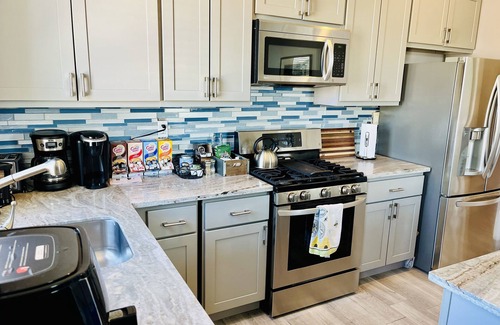 Jack London District Condo | Luxury condo 1 block to BART, one stop to SF, 1 mile to Jack London Square