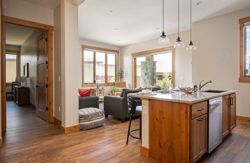 Fraser House | Luxury Condo E101 I Private Hot Tub I Garage I Great Views I Discounted Attractions