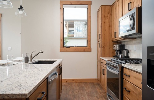 Fraser House | Luxury Condo E101 I Private Hot Tub I Garage I Great Views I Discounted Attractions