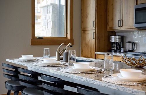 Fraser House | Luxury Condo E101 I Private Hot Tub I Garage I Great Views I Discounted Attractions