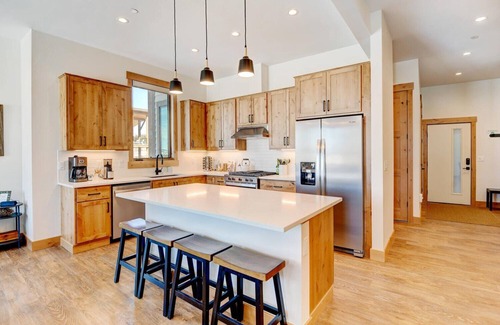 Fraser House | Luxury Condo E201 I Private Hot Tub I Great Views I Best Price I Discounted Attractions
