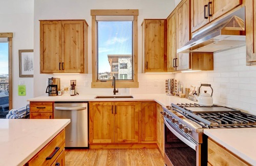 Fraser House | Luxury Condo E201 I Private Hot Tub I Great Views I Best Price I Discounted Attractions
