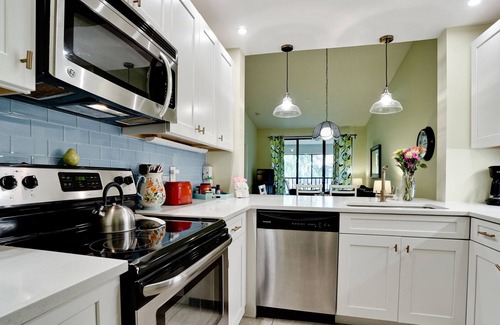 Trailer Estates Condo | LUXURY CONDO, FREE WIFI, IMG 3 MINUTES, POOLS, TENNIS, ANNA MARIA BEACHES