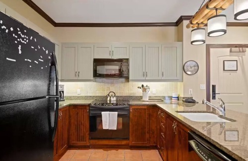 Stratton Mountain Condo | LUXURY CONDO l 2 EN SUITES l FALL FOLIAGE l POOL & HOT TUB