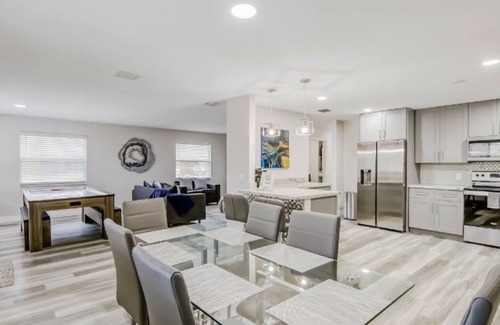Palm Beach Shores Condo | Luxury Condo ~ Near Beach | Hot Tub | Dog Friendly
