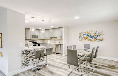 Palm Beach Shores Condo | Luxury Condo ~ Near Beach | Hot Tub | Dog Friendly