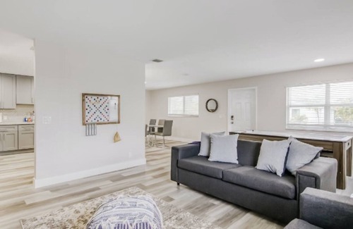 Palm Beach Shores Condo | Luxury Condo ~ Near Beach | Hot Tub | Dog Friendly