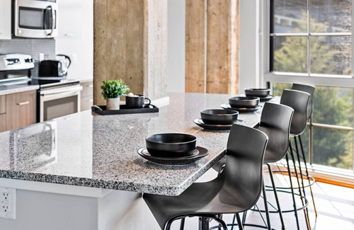 Everett Condo | Luxury Condo Near Downtown | King Bed, Gym, Pool
