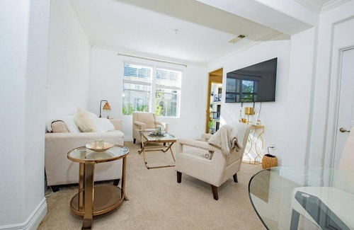 Airport Area Apartment | Luxury condo near Irvine Business & UCI Hospital