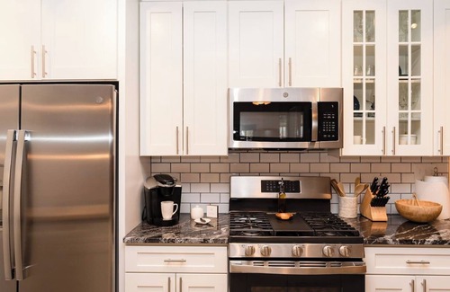 North Oakland Apartment | Luxury Condo Near Shady side Hospital | King Bed