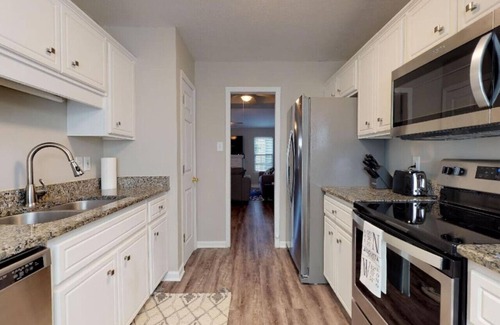 National Hills Condo | Luxury condo, sleeps 6, close to shopping and entertainment, SUPER safe area