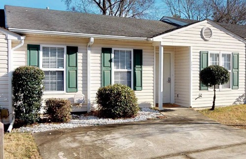 National Hills Condo | Luxury condo, sleeps 6, close to shopping and entertainment, SUPER safe area