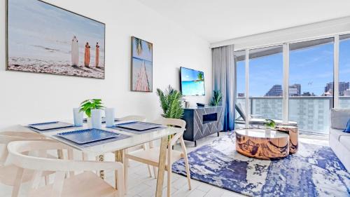 Central Beach Apartment | Luxury Corner 1 BR W Residence with Fantastic Intercoastal Views, Pool & Hot tub