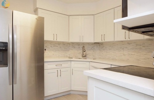 Mid Beach Apartment | Luxury Corner Beach & Pool 2.5 Bedroom - 1121