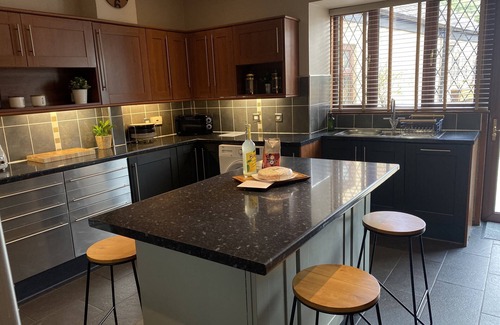 Menstrie Cottage | Luxury cottage, hot tub and wood burner, ideal for families celebrations.
