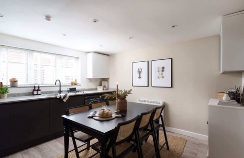 Porthleven Cottage | Luxury Cottage with Parking, Minutes to Beach and Restaurants