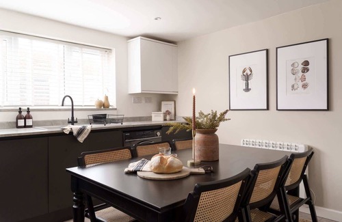 Porthleven Cottage | Luxury Cottage with Parking, Minutes to Beach and Restaurants